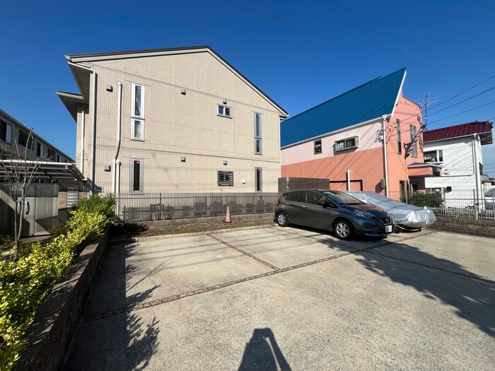 物件外観写真6　(駐車場)