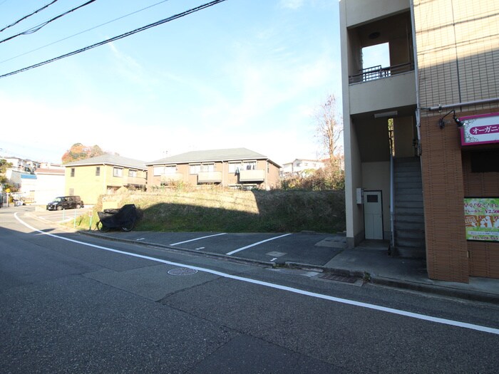 物件外観写真2　(駐車場)