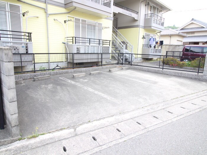 物件外観写真3　(駐車場)