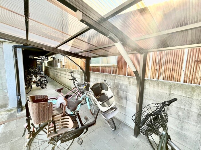 物件外観写真4　(駐輪場)