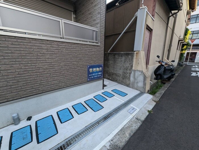 物件外観写真6　(バイク置き場)