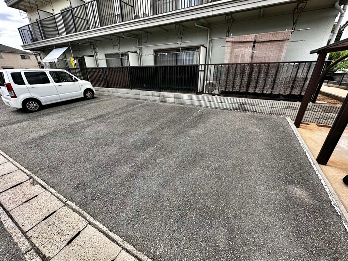 物件外観写真6　(駐車場)