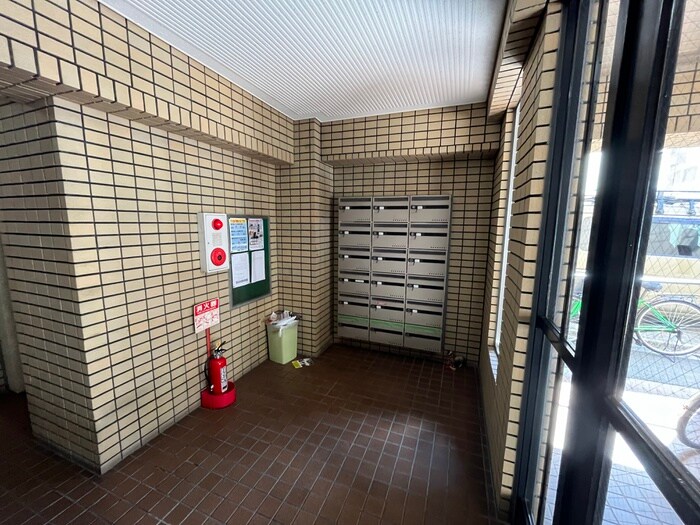 物件外観写真3　(エントランス部分)