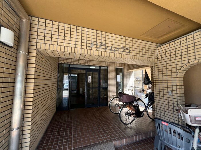 物件外観写真6　(エントランス部分)