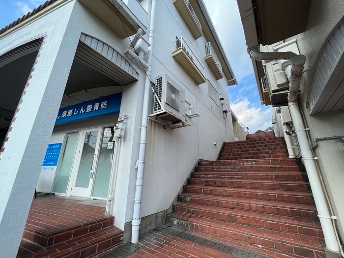 物件外観写真4　(エントランス部分)