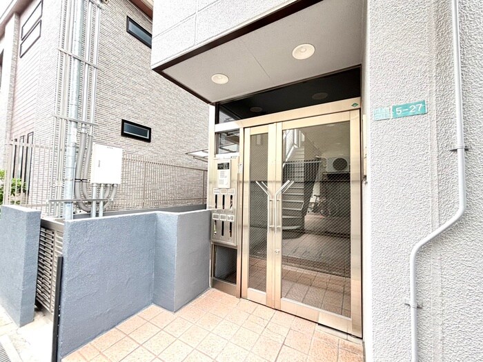 物件外観写真3　(エントランス部分)