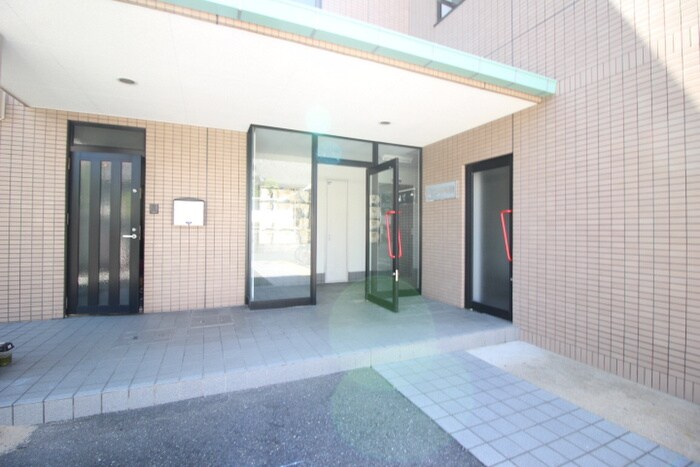物件外観写真4　(エントランス部分)