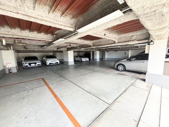 物件外観写真4　(駐車場)