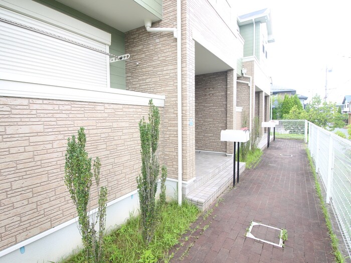 物件外観写真2　(エントランス部分)