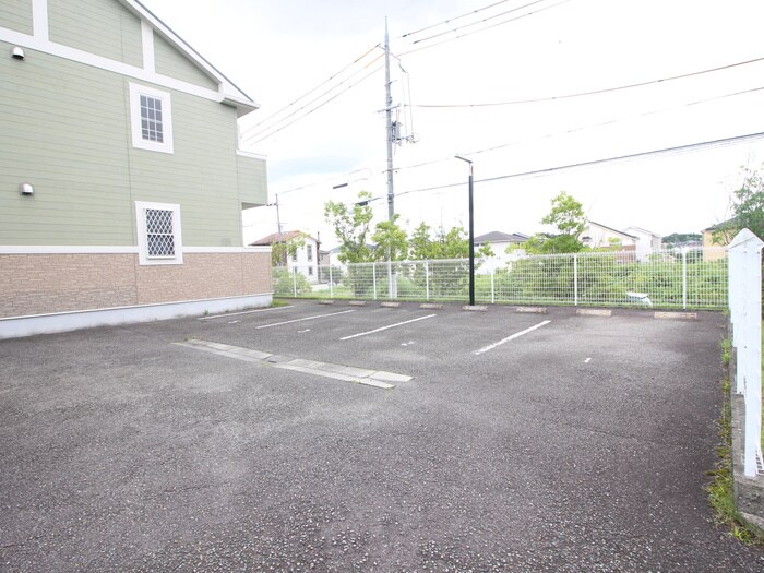 物件外観写真3　(駐車場)