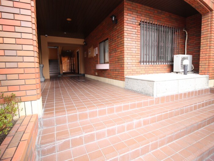 物件外観写真2　(エントランス部分)