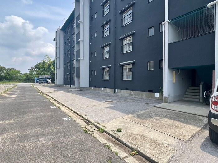 物件外観写真5　(駐車場)