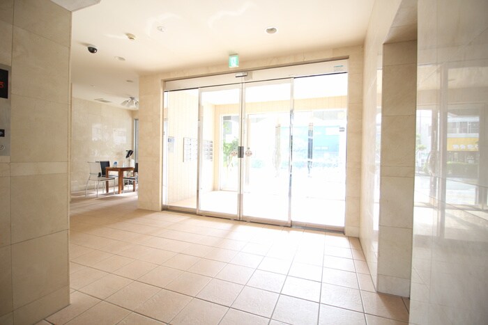 物件外観写真2　(エントランス部分)