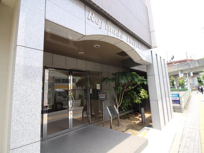 物件外観写真3　(エントランス部分)