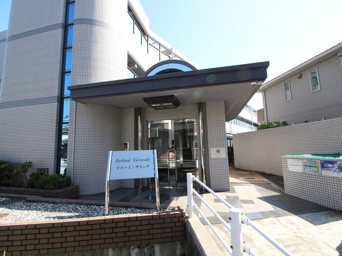 物件外観写真4　(エントランス部分)