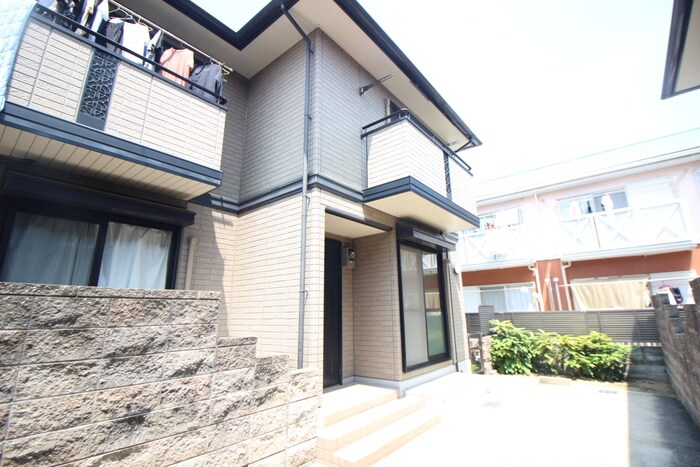 物件外観写真3　(エントランス部分)