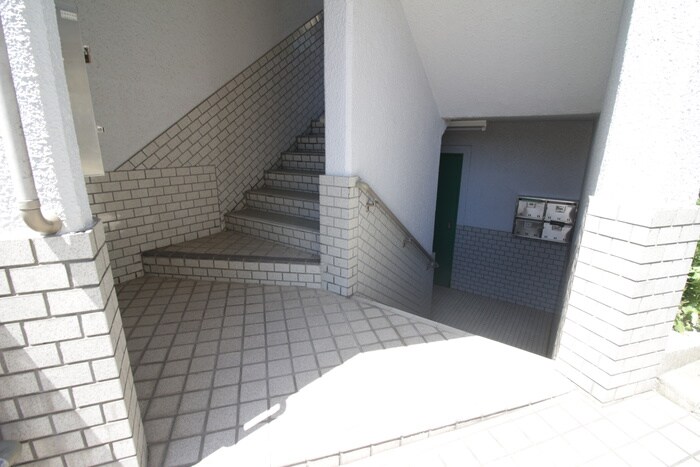 物件外観写真5　(エントランス部分)