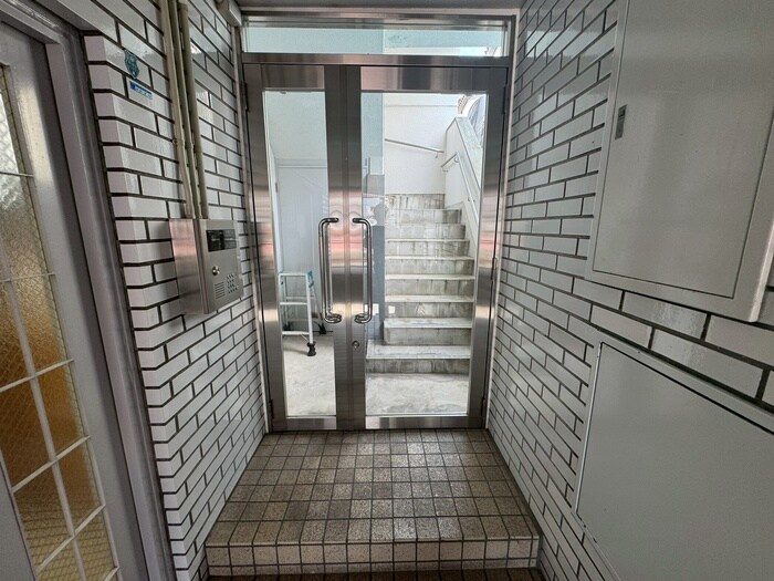 物件外観写真5　(エントランス部分)
