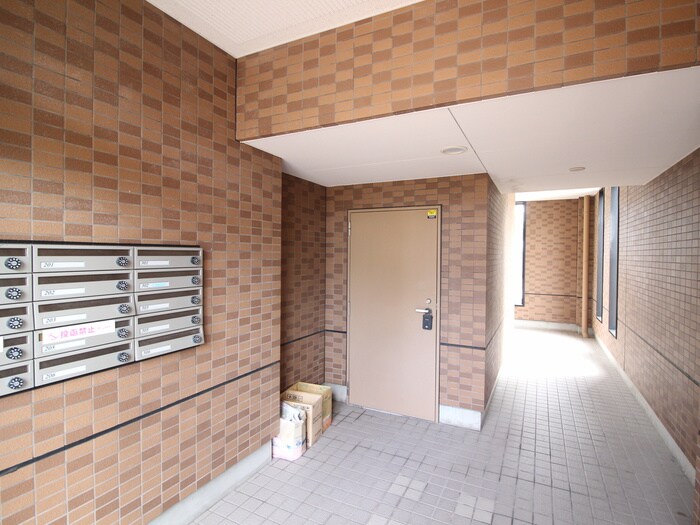 物件外観写真3　(エントランス部分)