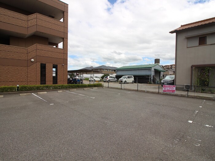 物件外観写真4　(駐車場)