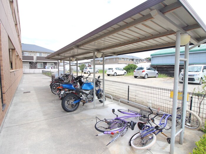 物件外観写真5　(駐輪場)