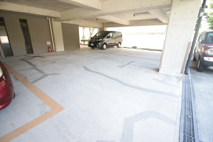 物件外観写真5　(駐車場)
