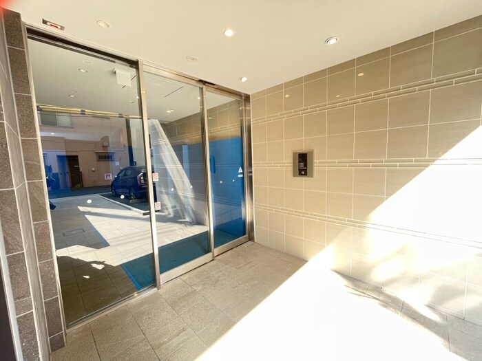 物件外観写真2　(エントランス部分)