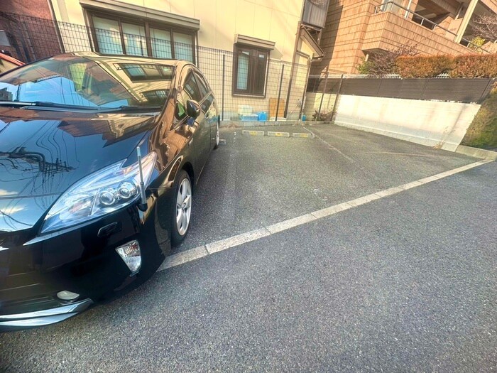 物件外観写真3　(駐車場)