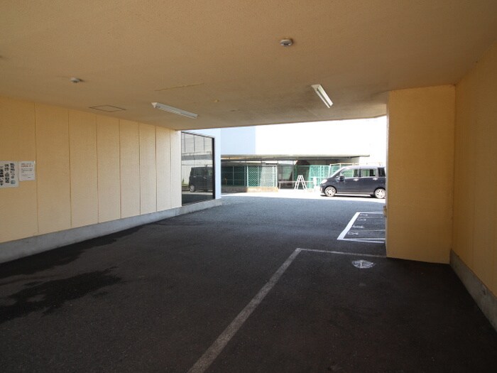 物件外観写真6　(駐車場)