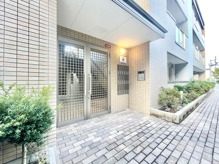 物件外観写真2　(エントランス部分)