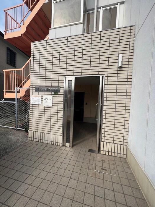 物件外観写真6　(エントランス部分)