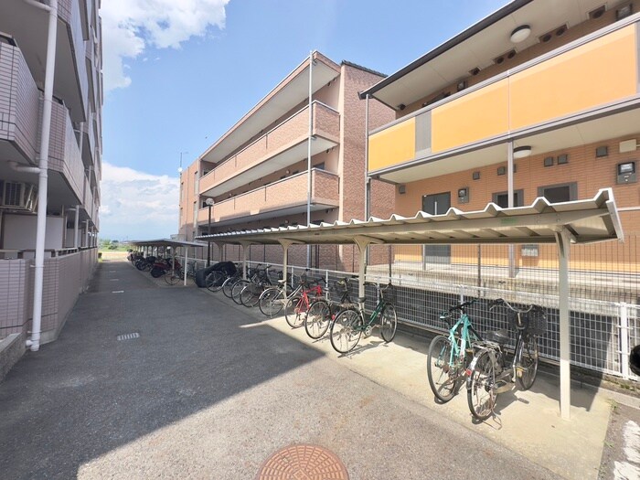 物件外観写真3　(駐輪場)