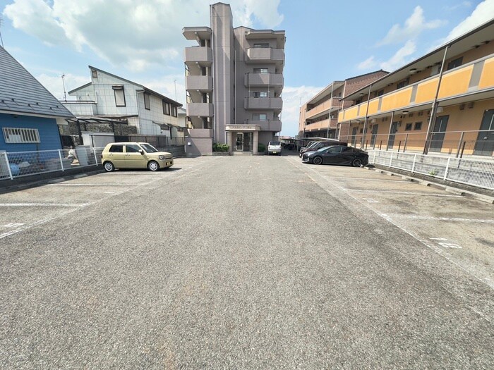 物件外観写真5　(駐車場)