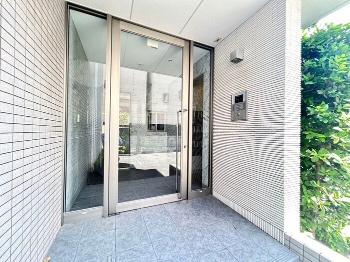 物件外観写真4　(エントランス部分)