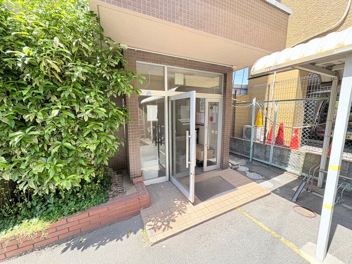 物件外観写真2　(エントランス部分)