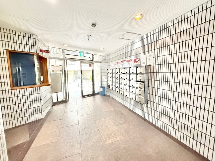 物件外観写真2　(エントランス部分)