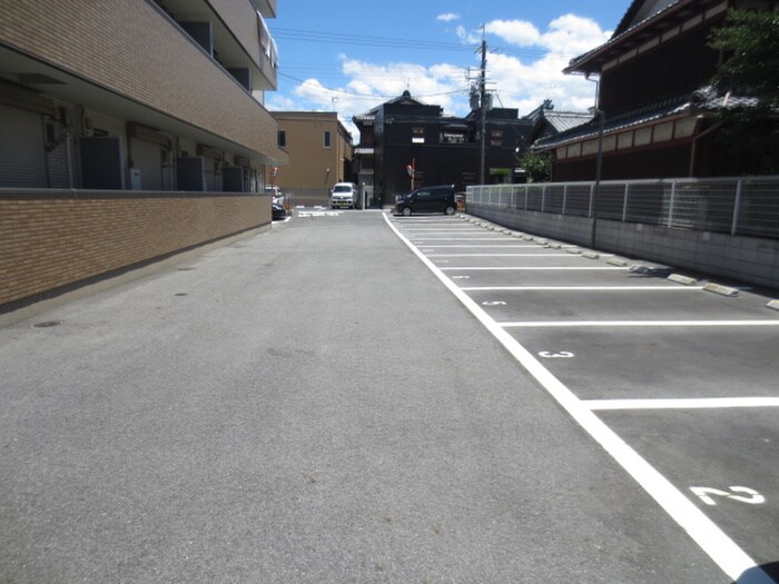 物件外観写真3　(駐車場)