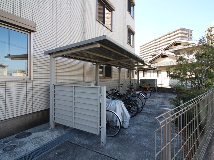 物件外観写真4　(駐輪場)