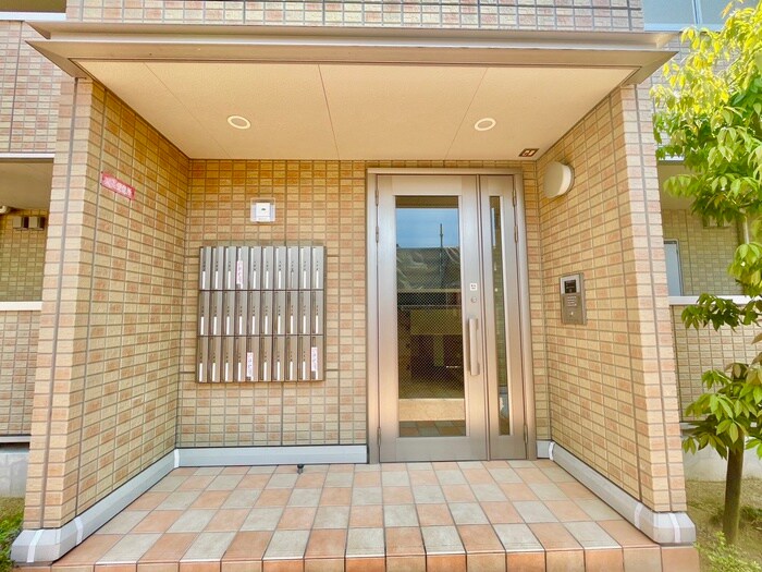 物件外観写真3　(エントランス部分)