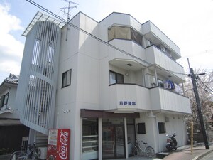 マンション前野外観写真