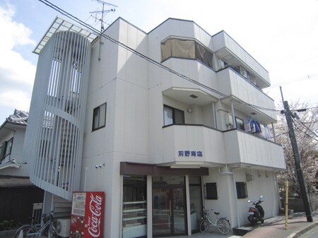 マンション前野外観写真