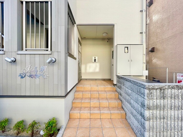 物件外観写真2　(エントランス部分)