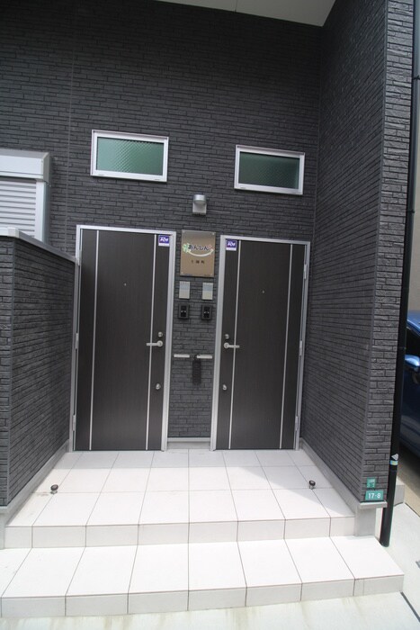 物件外観写真2　(エントランス部分)