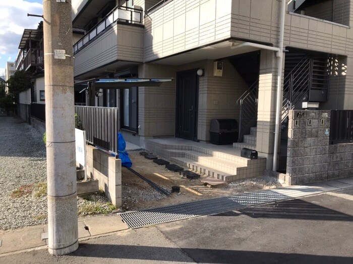 物件外観写真6　(エントランス部分)