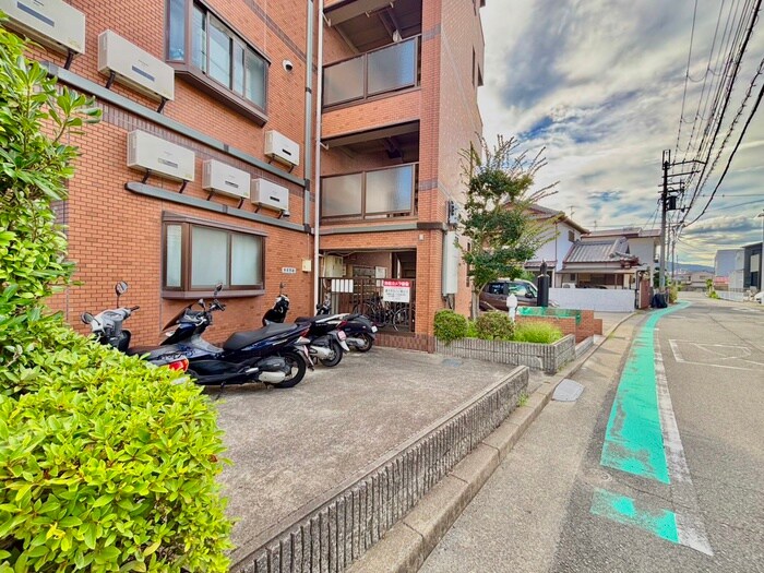 物件外観写真4　(バイク置き場)