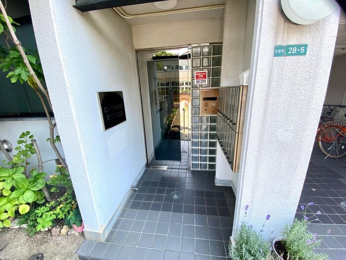 物件外観写真4　(エントランス部分)