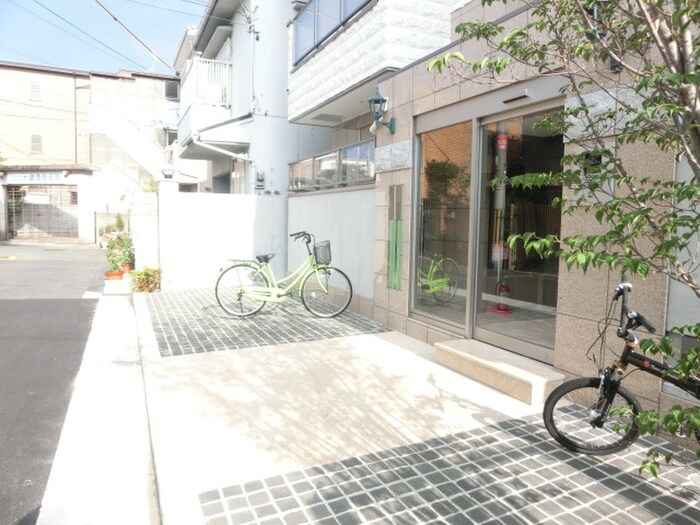 物件外観写真2　(エントランス部分)