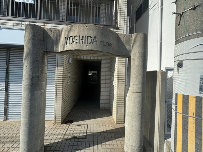 物件外観写真3　(エントランス部分)