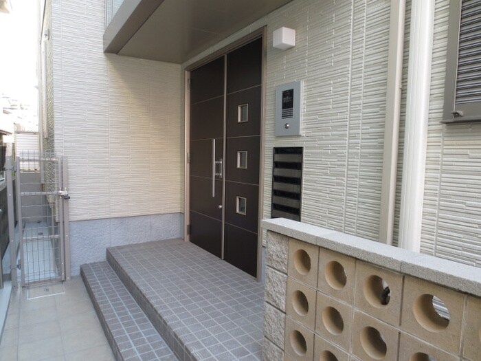 物件外観写真3　(エントランス部分)