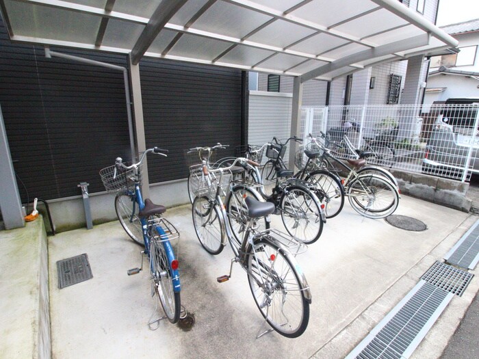 物件外観写真4　(駐輪場)
